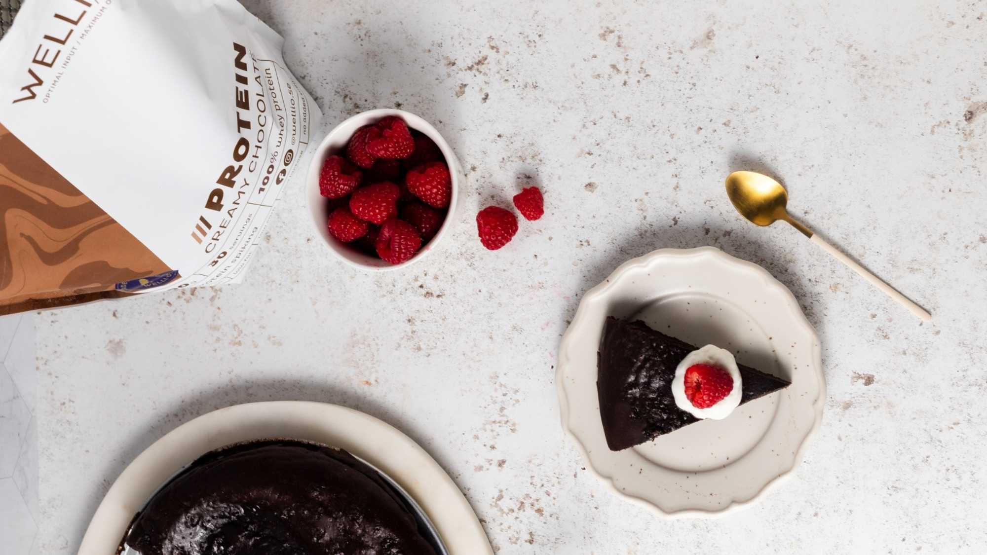 proteinkladdkaka med kvarg och hallon